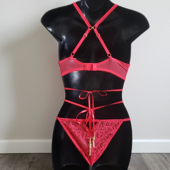 Victoria's Secret red bra set for Valentine's day - Picture 7 of 9